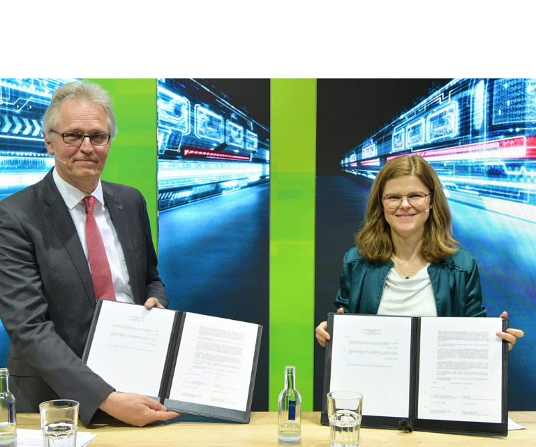 Prof. Karsten Lemmer und Dr. Daniela Gerd tom Markotten (Deutsche Bahn) zeigen den Kooperationsvertrag