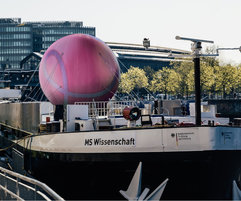 Ausstellungsschiff MS Wissenschaft mit rosa Kugel